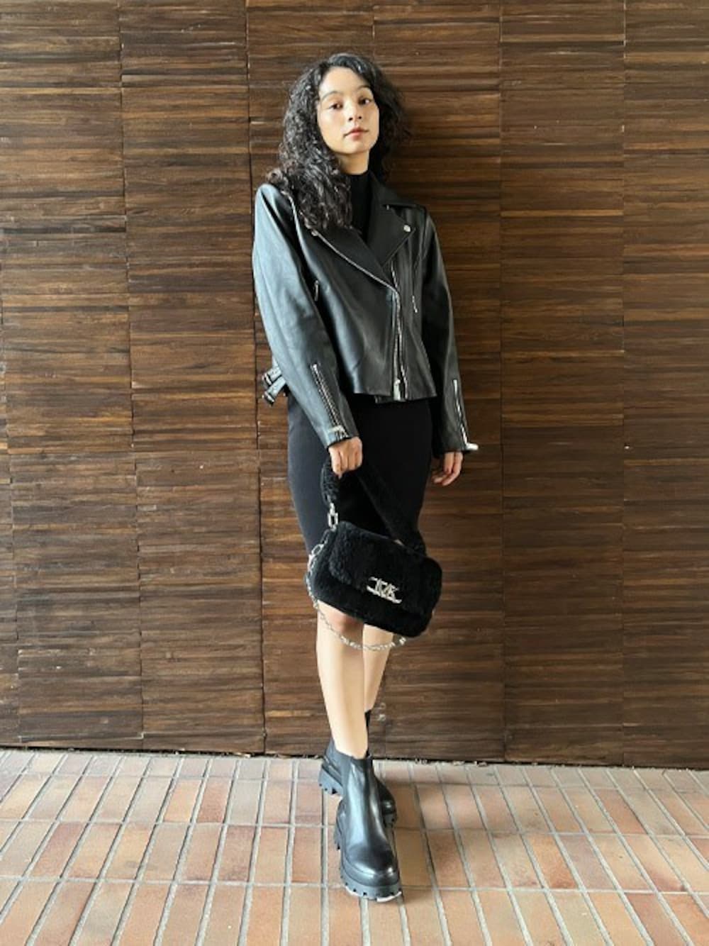 「ブーツ、レザージャケット、ブラックコーデ、マイケルコース、黒コーデ、MICHAEL KORS、タイトワンピース、クール系、ニットドレス」｜「MICHAEL KORSのリカット レザー モトジャケット（ライダースジャケット、ブラック系）」を使った、MICHAEL KORS OFFICIALさん（レディース・166cm）の秋コーディネートの1枚目の写真