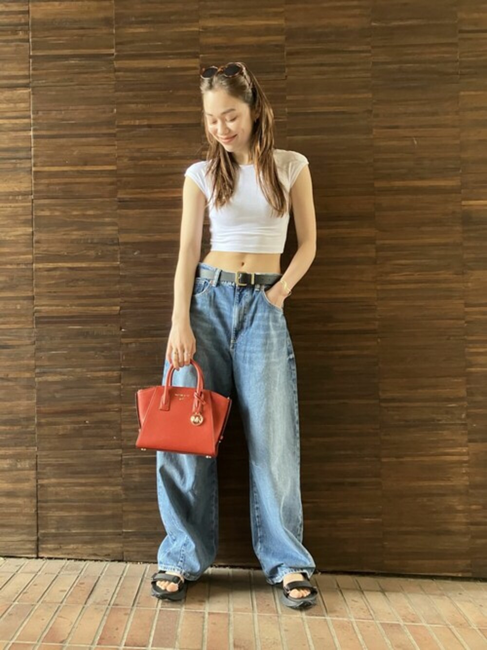 「ハンドバッグ、レッド、大人カジュアル、きれいめカジュアル、夏コーデ、デニムコーデ、MICHAEL KORS、サンダルコーデ、差し色コーデ、クロスボディバッグ」｜「MICHAEL KORSのAVRIL トップジップ サッチェル スモール（ハンドバッグ、レッド系）」を使った、MICHAEL KORS OFFICIALさん（レディース・167cm）の春コーディネートの1枚目の写真