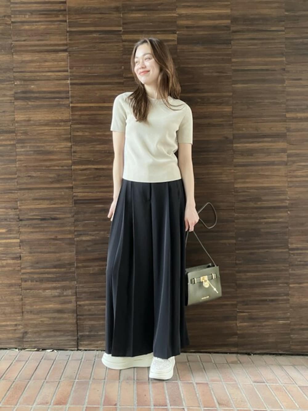 「スニーカー、大人カジュアル、オリーブ、クルーネック、楽チンコーデ、半袖ニット、ストリートファッション、MICHAEL KORS、初夏コーデ、クロスボディバッグ」｜「MICHAEL KORSのMKテープ SS クルーネック トップス（ニット/セーター、ベージュ系）」を使った、MICHAEL KORS OFFICIALさん（レディース・167cm）の春コーディネートの1枚目の写真