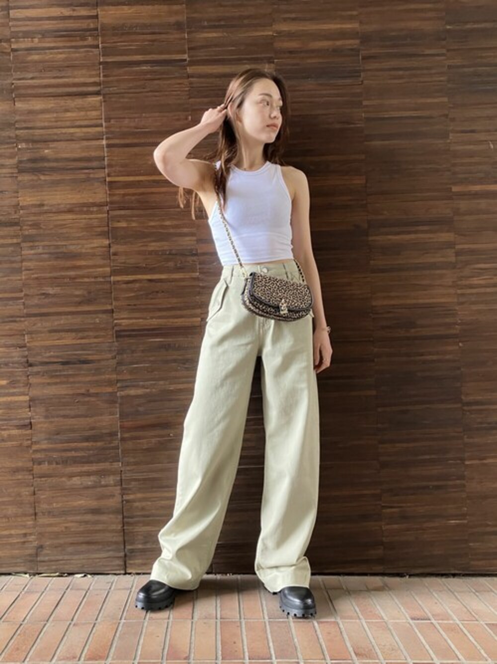 「大人カジュアル、ひょう柄、オリーブ、夏コーデ、ストリートファッション、淡色コーデ、ブーツスタイル、MICHAEL KORS、ヒョウ柄バッグ、クロスボディバッグ」｜「MICHAEL KORSのMILA EW チェーンリンク スリング メッセンジャー スモール（ショルダーバッグ、ブラック系）」を使った、MICHAEL KORS OFFICIALさん（レディース・167cm）の春コーディネートの1枚目の写真