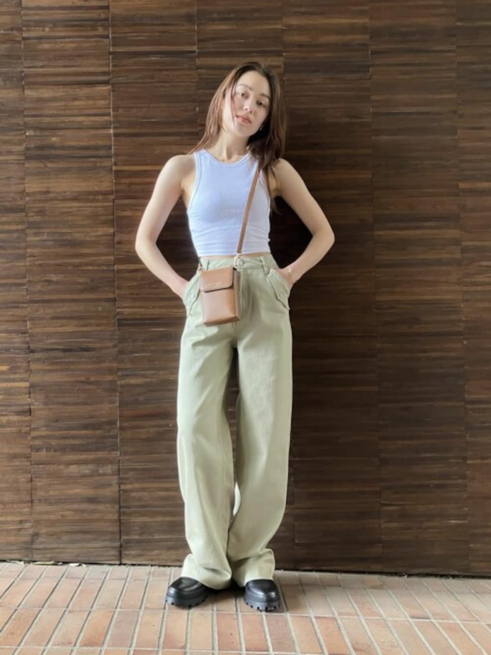 「大人カジュアル、オリーブ、きれいめカジュアル、ミニバッグ、楽チンコーデ、夏コーデ、淡色コーデ、ブーツスタイル、MICHAEL KORS、クロスボディバッグ」｜「MICHAEL KORSのJET SET ペブルドレザー チェーンリンク スマートフォンクロスボディ スモール（ショルダーバッグ、ブラウン系）」を使った、MICHAEL KORS OFFICIALさん（レディース・167cm）の春コーディネートの1枚目の写真
