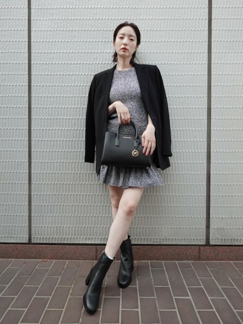 「ジャケット、ハンドバッグ、モノトーン、ジャケットスタイル、マイケルコース、ワンピーススタイル、ブーツスタイル、MICHAEL KORS、秋コーデ、クロスボディバッグ」｜「MICHAEL KORSのRUTHIE ペブルレザー サッチェル スモール（ハンドバッグ、ブラック系）」を使った、MICHAEL KORS OFFICIALさん（レディース・165cm）の秋コーディネートの1枚目の写真