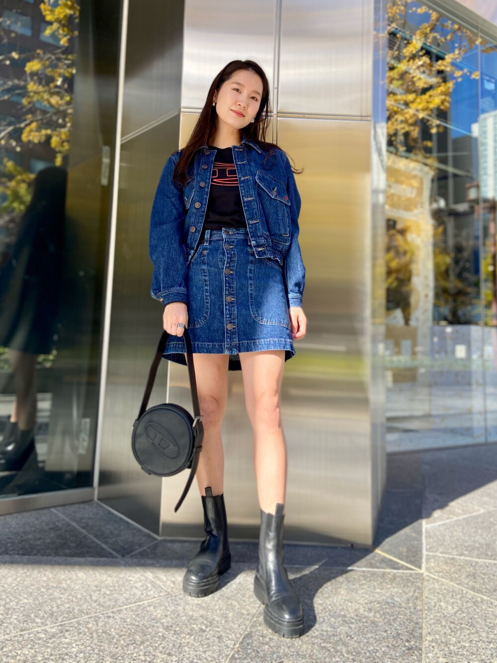 DIESELのデニムスカートを使った「セットアップ」の人気ファッション