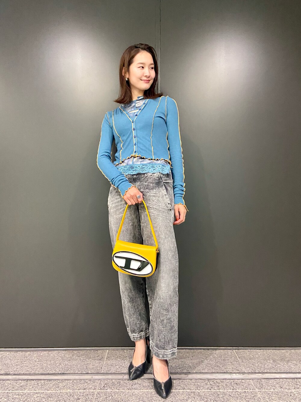 「秋コーデ、オトナ女子、シンプルコーデ、秋、秋カラー、Diesel、DIESEL OSAKA、レイヤードスタイル、レイヤード、ブラックデニム、デニム」｜「DIESELのレディース ラウンドDロゴ カラーブロック レザー クロスボディバッグ（ショルダーバッグ、イエロー系）」を使った、KAEさん（レディース・157cm）の夏コーディネートの1枚目の写真