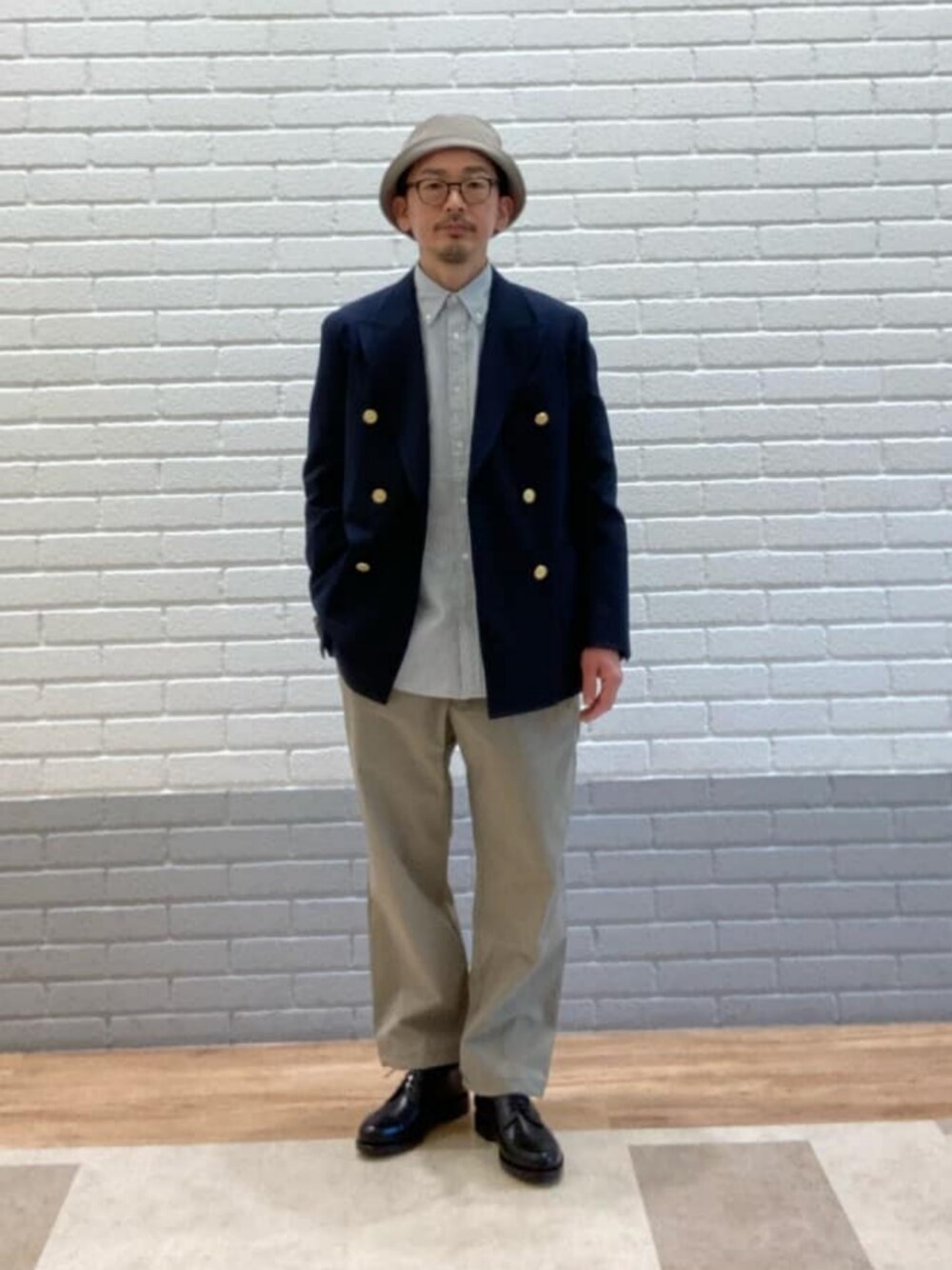 ブルー系のテーラードジャケット、ベージュ系のその他パンツ、ブラック系のドレスシューズを着用したメンズの春コーディネートの1枚目の写真