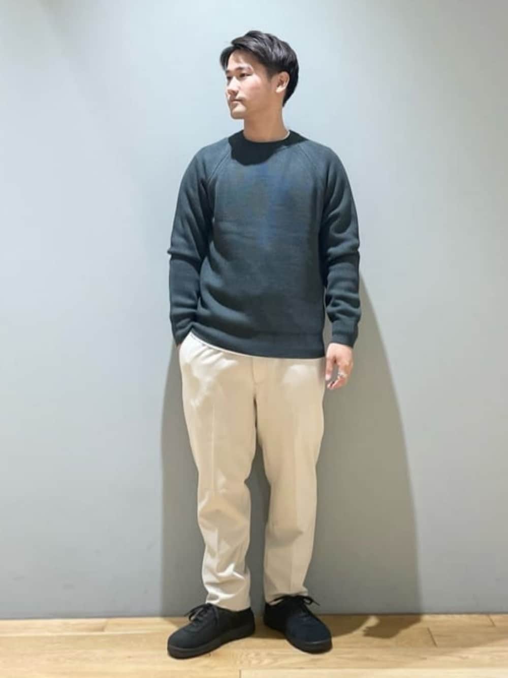 グレー系のニット/セーター、ベージュ系のその他パンツ、ホワイト系のTシャツ/カットソーを着用したメンズの秋コーディネートの1枚目の写真