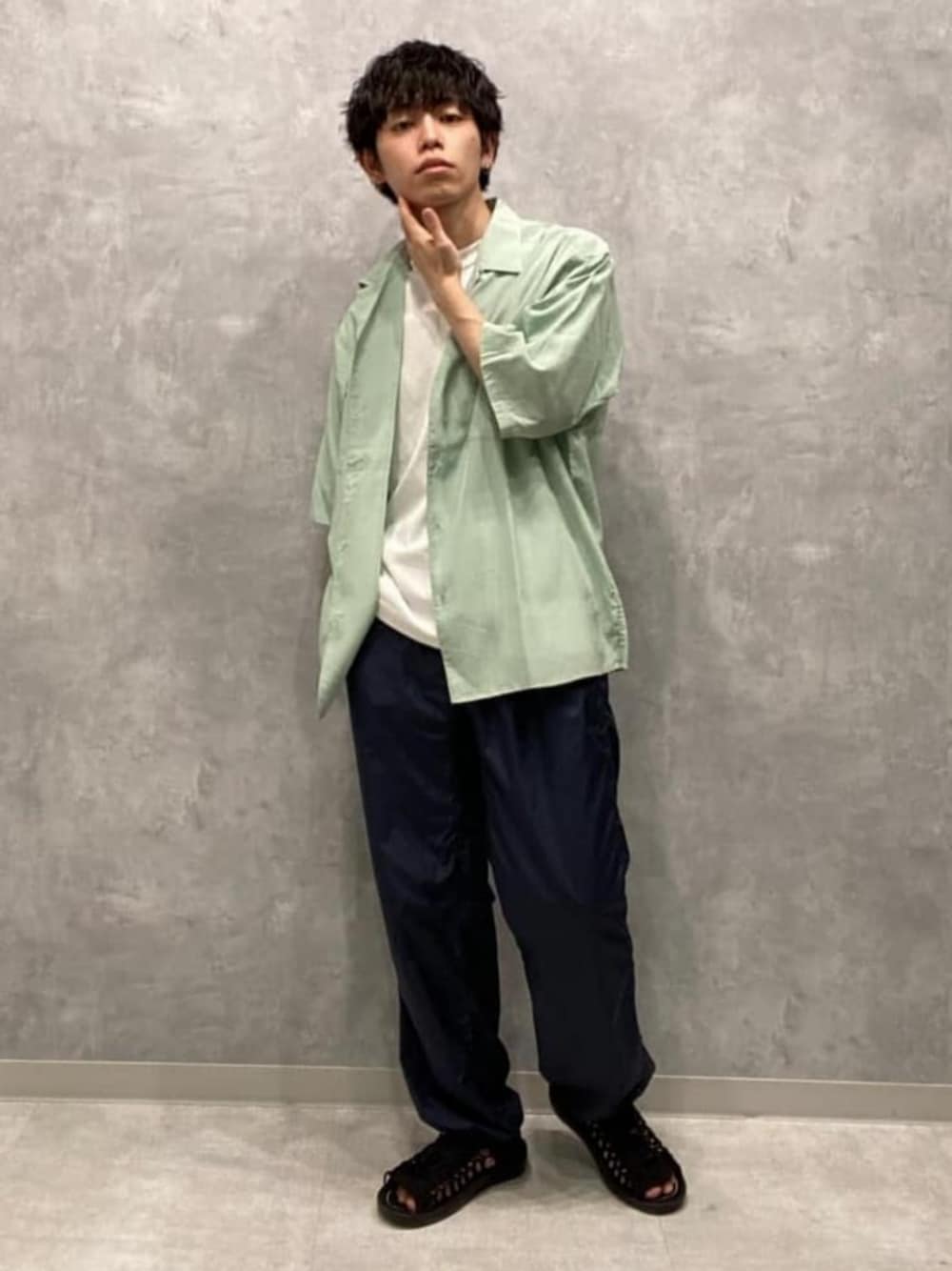 ホワイト系のTシャツ/カットソー、ブルー系のその他パンツ、グリーン系のシャツ/ブラウスを着用したメンズの夏コーディネートの1枚目の写真