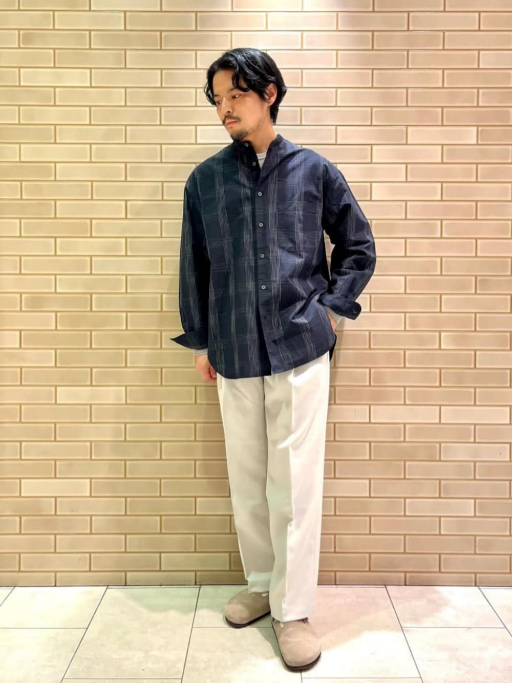 「シャツスタイル、シンプル」｜「green label relaxingのポリエステルツイル 1プリーツ カラーパンツ（その他パンツ、グレー系）」を使った、green label relaxingさん（メンズ・168cm）の春コーディネートの1枚目の写真