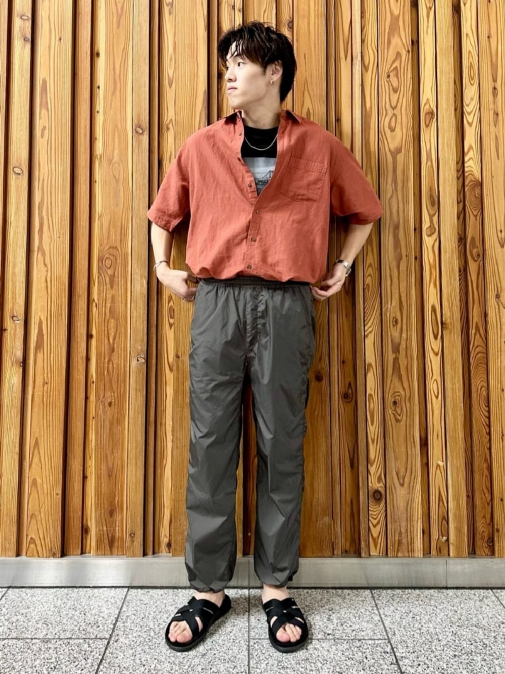 ブラウン系のその他パンツ、オレンジ系のシャツ/ブラウス、その他のTシャツ/カットソーを着用したメンズの夏コーディネートの1枚目の写真