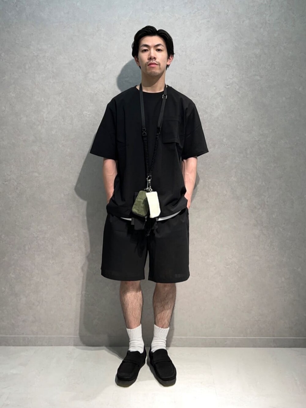 ブラック系のTシャツ/カットソー、ブラック系のその他パンツ、その他のショルダーバッグを着用したメンズの夏コーディネートの1枚目の写真