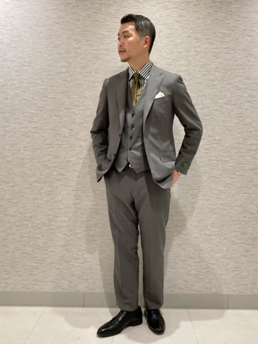 「green label relaxingの＜REDA×green label relaxing＞トロ無地 2B RV スーツジャケット（スーツジャケット、グレー系）」を使った、green label relaxingさん（メンズ・173cm）の春コーディネートの1枚目の写真