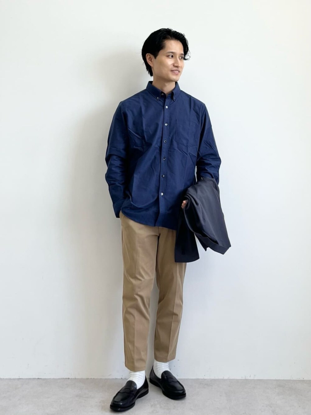ブラック系のローファー、ベージュ系のチノパンツ、ブルー系のシャツ/ブラウスを着用したレディースの夏コーディネートの1枚目の写真