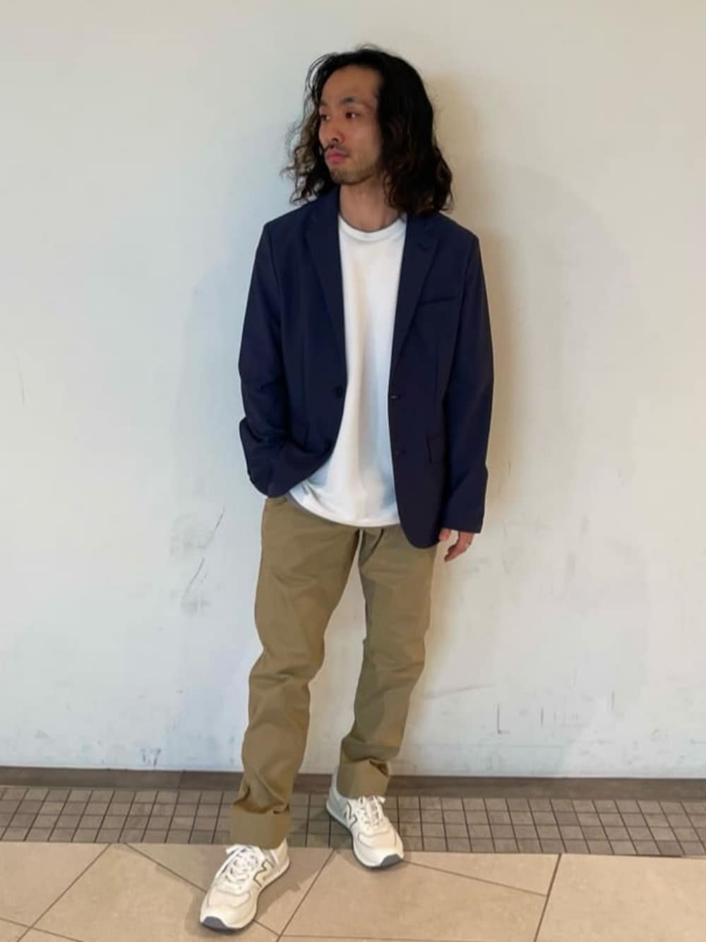 ベージュ系のチノパンツ、グレー系のテーラードジャケット、ホワイト系のTシャツ/カットソーを着用したメンズの夏コーディネートの1枚目の写真