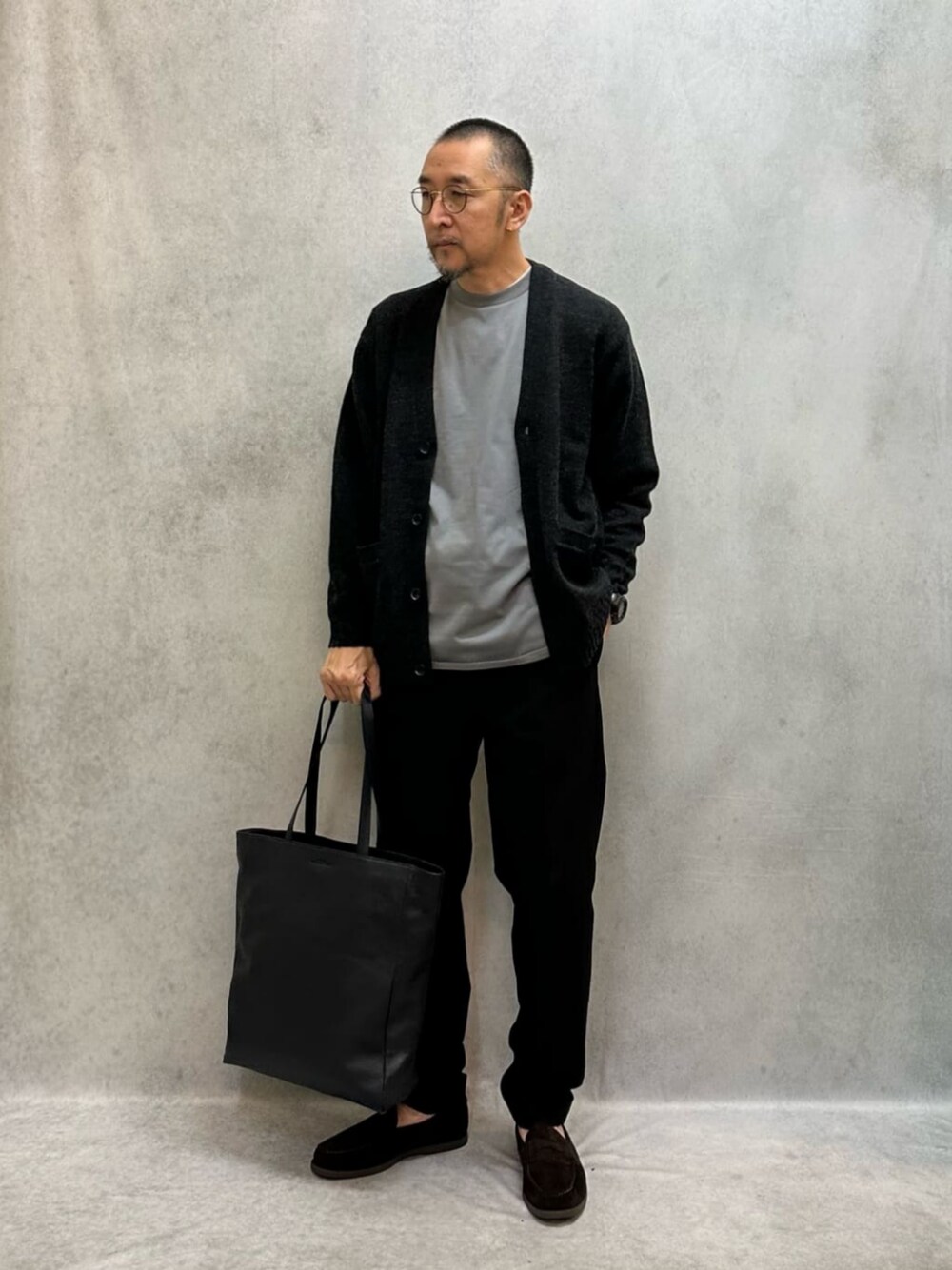グレー系のカーディガン/ボレロ、グレー系のTシャツ/カットソー、グレー系のその他パンツを着用したメンズの秋コーディネートの1枚目の写真
