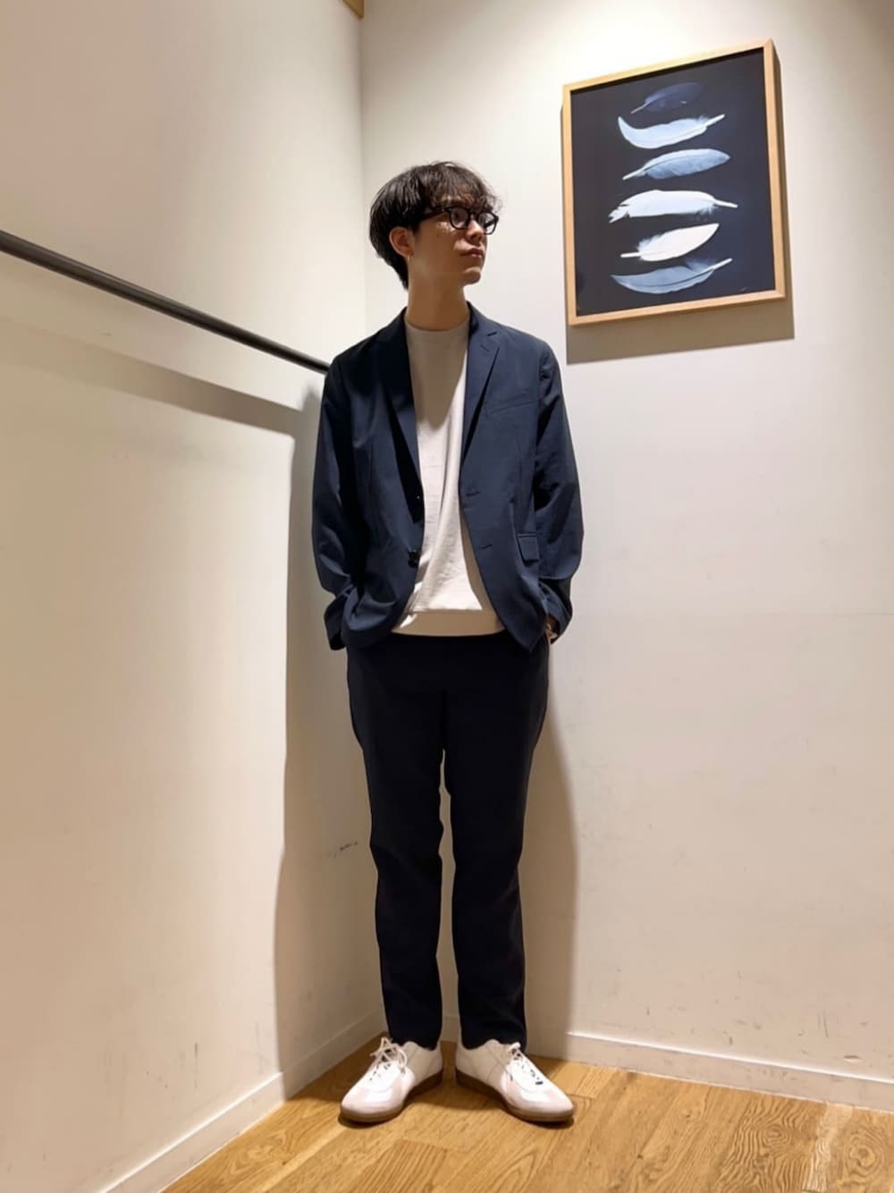 ブルー系のその他パンツ、ブルー系のテーラードジャケット、グレー系のTシャツ/カットソーを着用したメンズの夏コーディネートの1枚目の写真