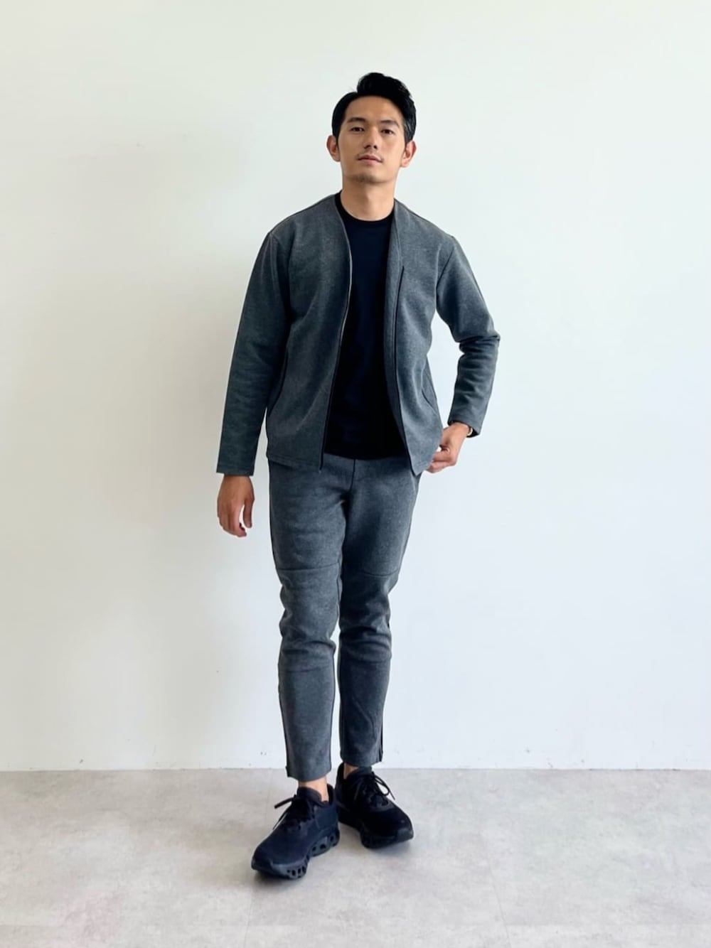グレー系のスウェットパンツ、ブラック系のTシャツ/カットソーを着用したメンズの夏コーディネートの1枚目の写真