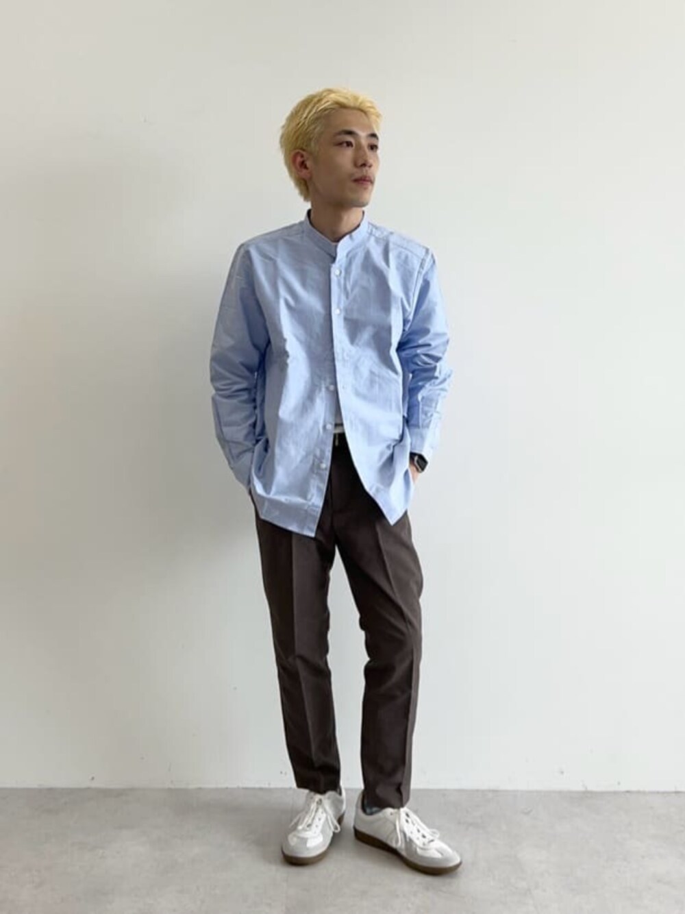 ブルー系のシャツ/ブラウス、ブラウン系のセットアップを着用したメンズの夏コーディネートの1枚目の写真