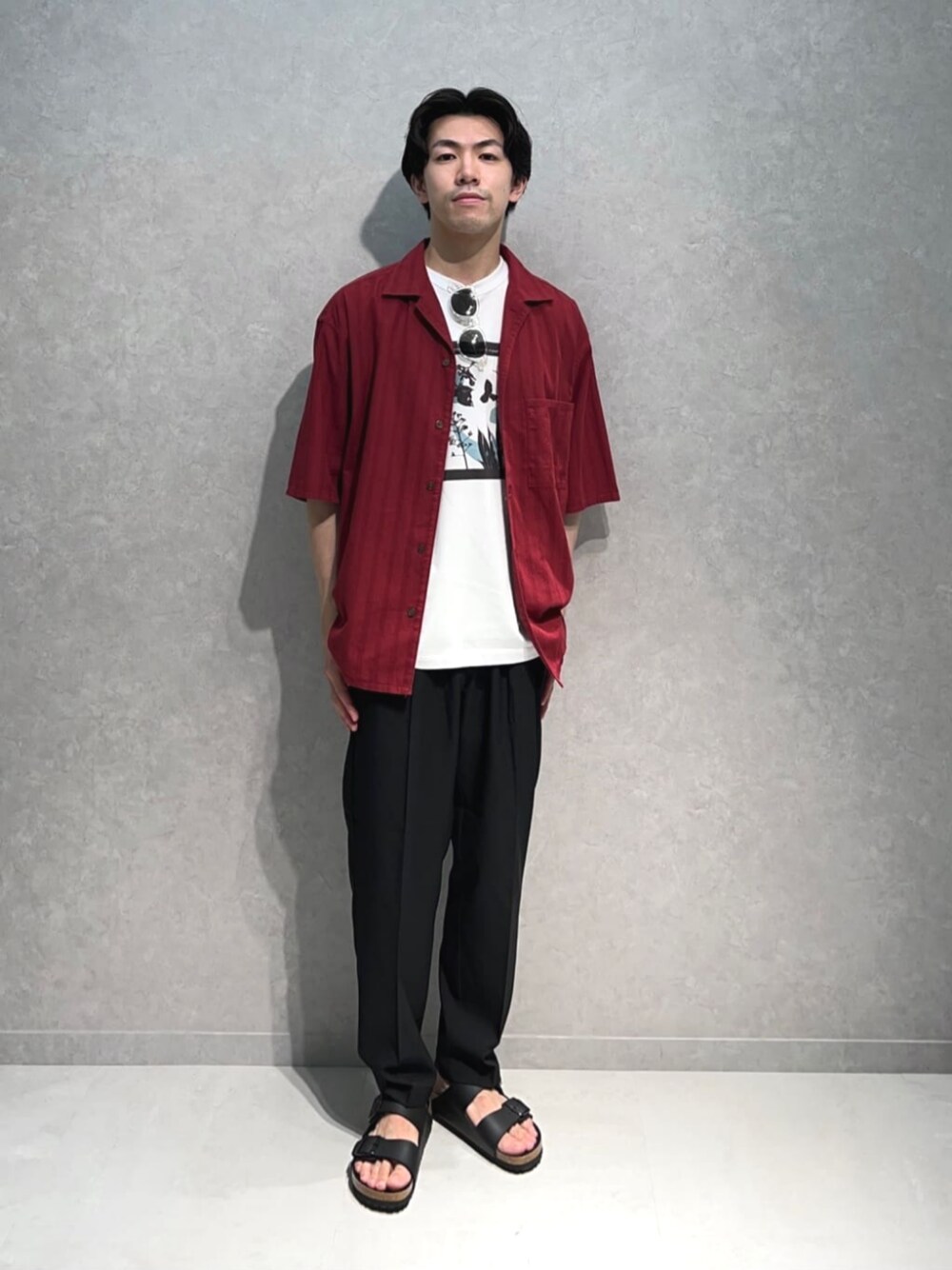 その他のTシャツ/カットソー、レッド系のシャツ/ブラウス、ブラック系のその他パンツを着用したメンズの夏コーディネートの1枚目の写真