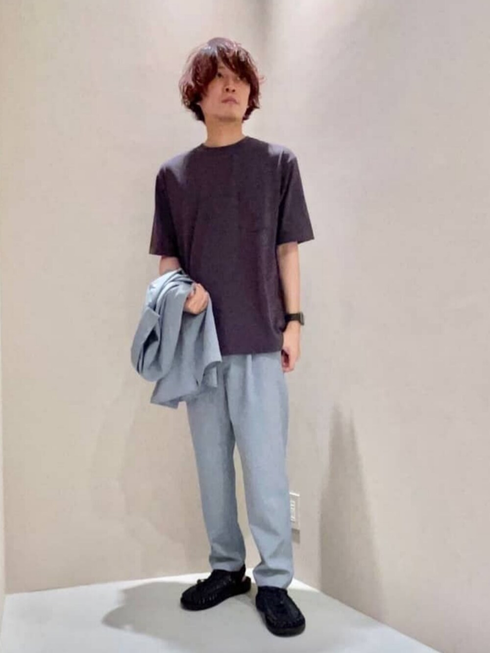 ブラック系のサンダル、ブルー系のその他パンツ、グレー系のTシャツ/カットソーを着用したメンズの夏コーディネートの1枚目の写真