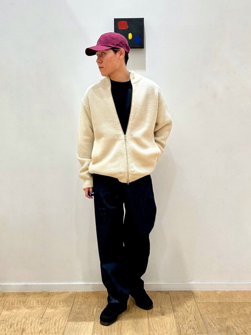 ブルー系のデニムパンツ、ホワイト系のカーディガン/ボレロ、ブラック系のTシャツ/カットソーを着用したメンズの秋コーディネートの1枚目の写真