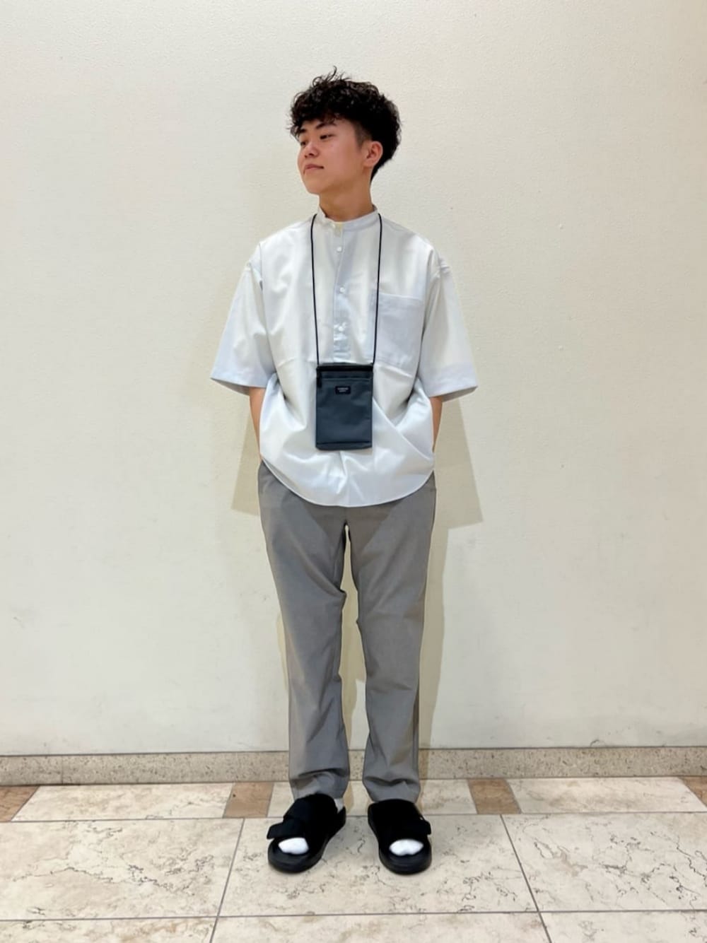 ブラウン系のその他パンツ、グレー系のシャツ/ブラウスを着用したメンズの夏コーディネートの1枚目の写真