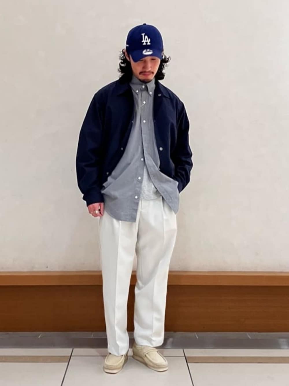 「green label relaxingのポリエステルツイル 1プリーツ カラーパンツ（その他パンツ、グレー系）」を使った、green label relaxingさん（メンズ・170cm）の春コーディネートの1枚目の写真