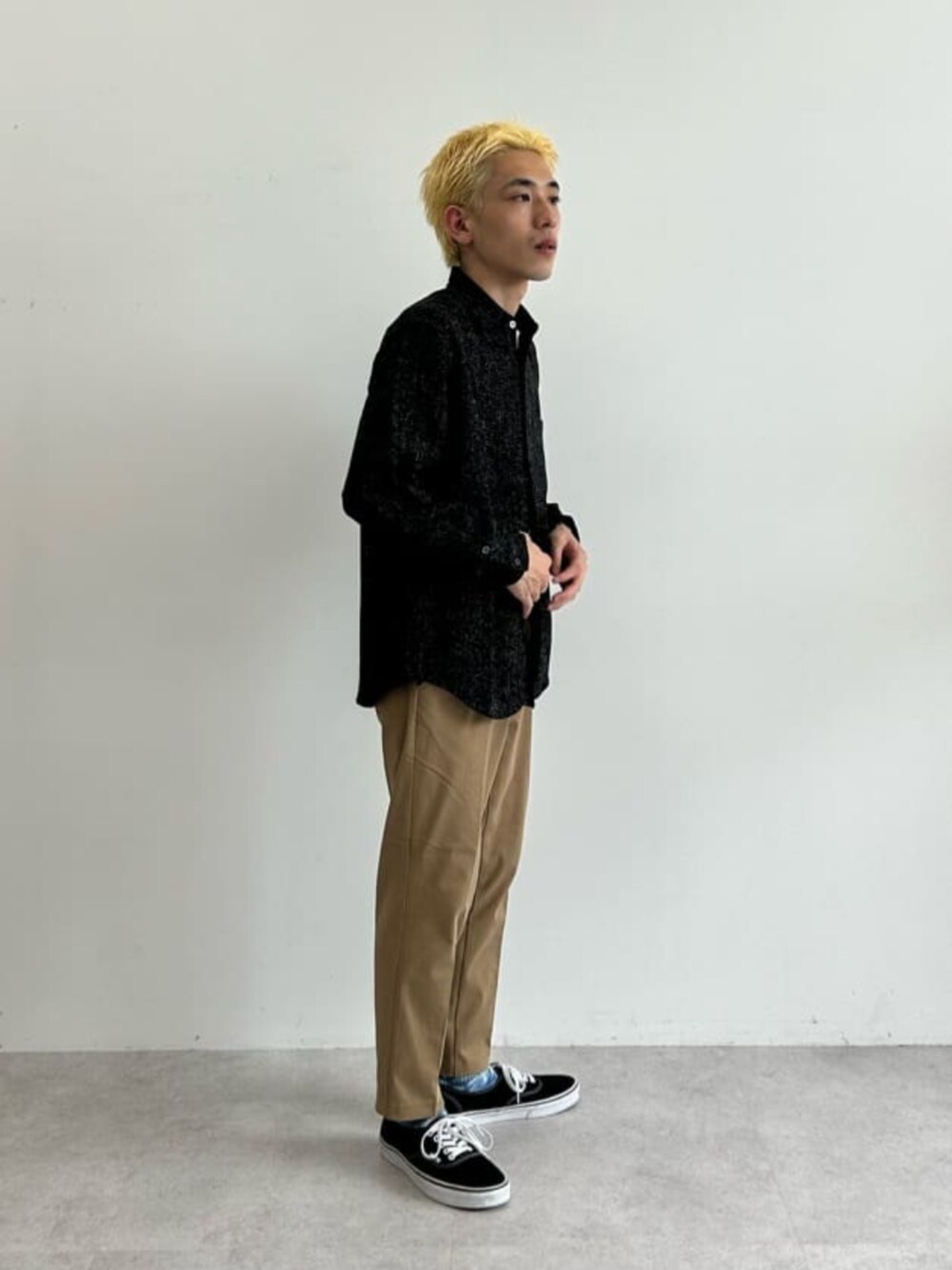 ベージュ系のチノパンツ、グレー系のチノパンツ、ブラック系のシャツ/ブラウスを着用したメンズの夏コーディネートの1枚目の写真