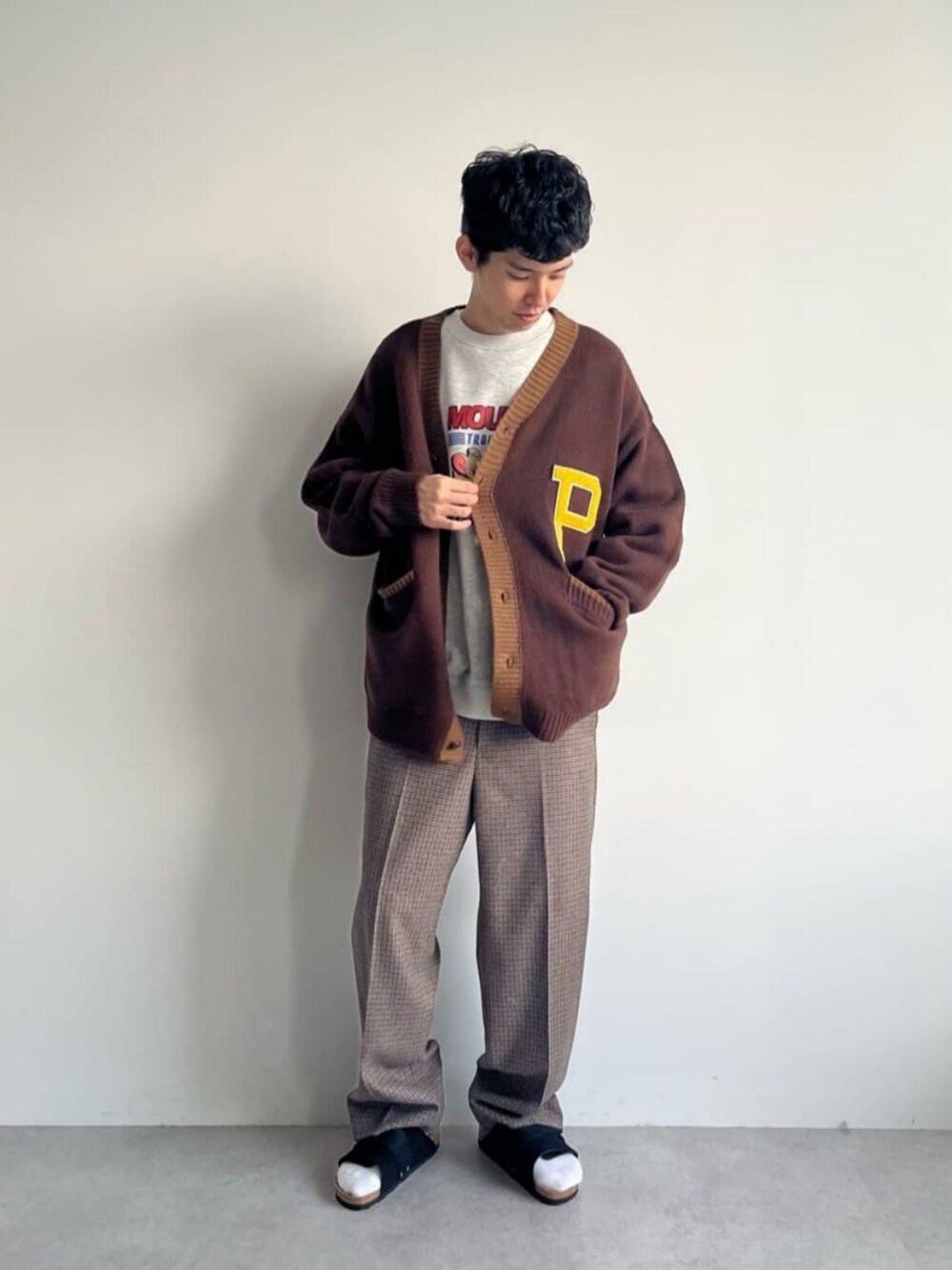 グレー系のTシャツ/カットソー、ブラウン系のカーディガン/ボレロを着用したメンズの秋コーディネートの1枚目の写真