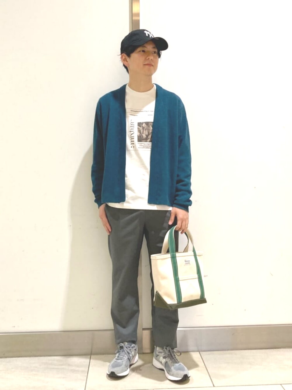 グリーン系のカーディガン/ボレロ、その他のTシャツ/カットソー、グレー系のその他パンツを着用したメンズの春コーディネートの1枚目の写真