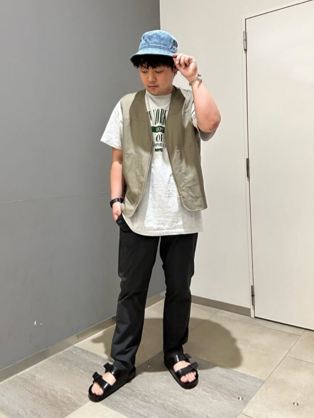 ブラウン系のベスト、グレー系のその他パンツ、グレー系のTシャツ/カットソーを着用したメンズの夏コーディネートの1枚目の写真