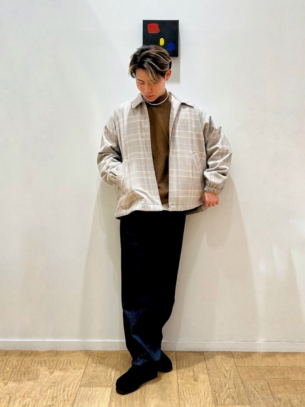 ブルー系のデニムパンツ、ベージュ系のブルゾン、ブラウン系のニット/セーターを着用したメンズの冬コーディネートの1枚目の写真