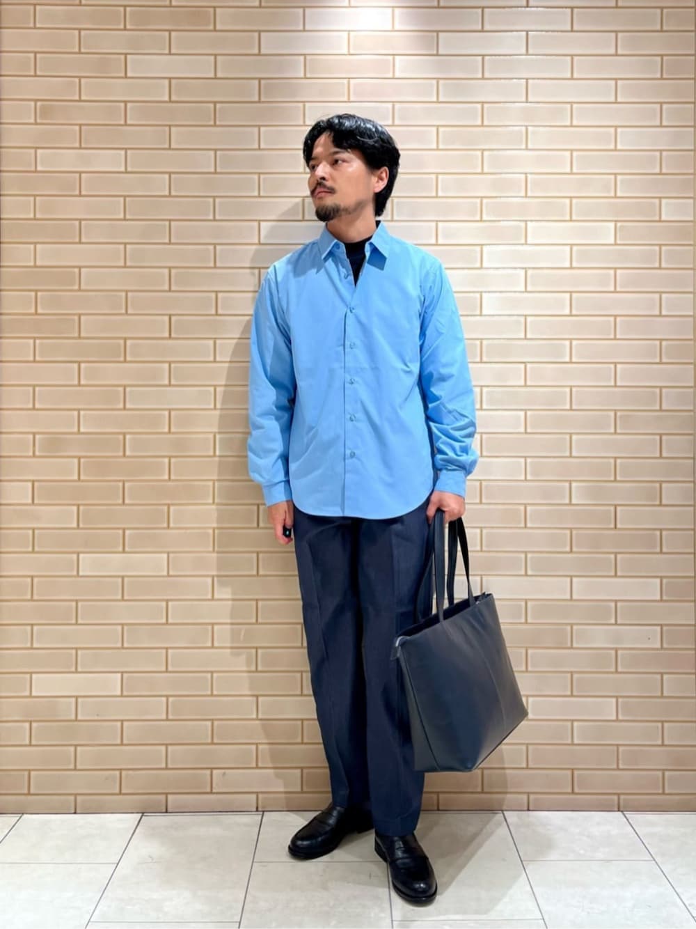 ブラック系のローファー、ブルー系のトートバッグ、ブルー系のシャツ/ブラウスを着用したメンズの秋コーディネートの1枚目の写真