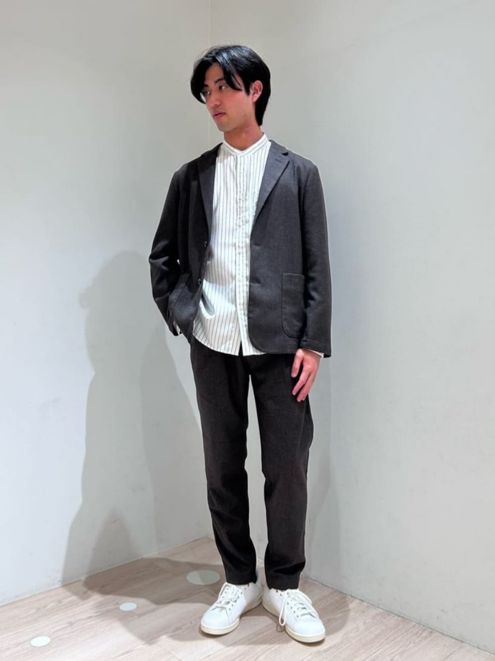 ブラウン系のテーラードジャケット、ホワイト系のシャツ/ブラウス、ブラウン系のその他パンツを着用したメンズの冬コーディネートの1枚目の写真