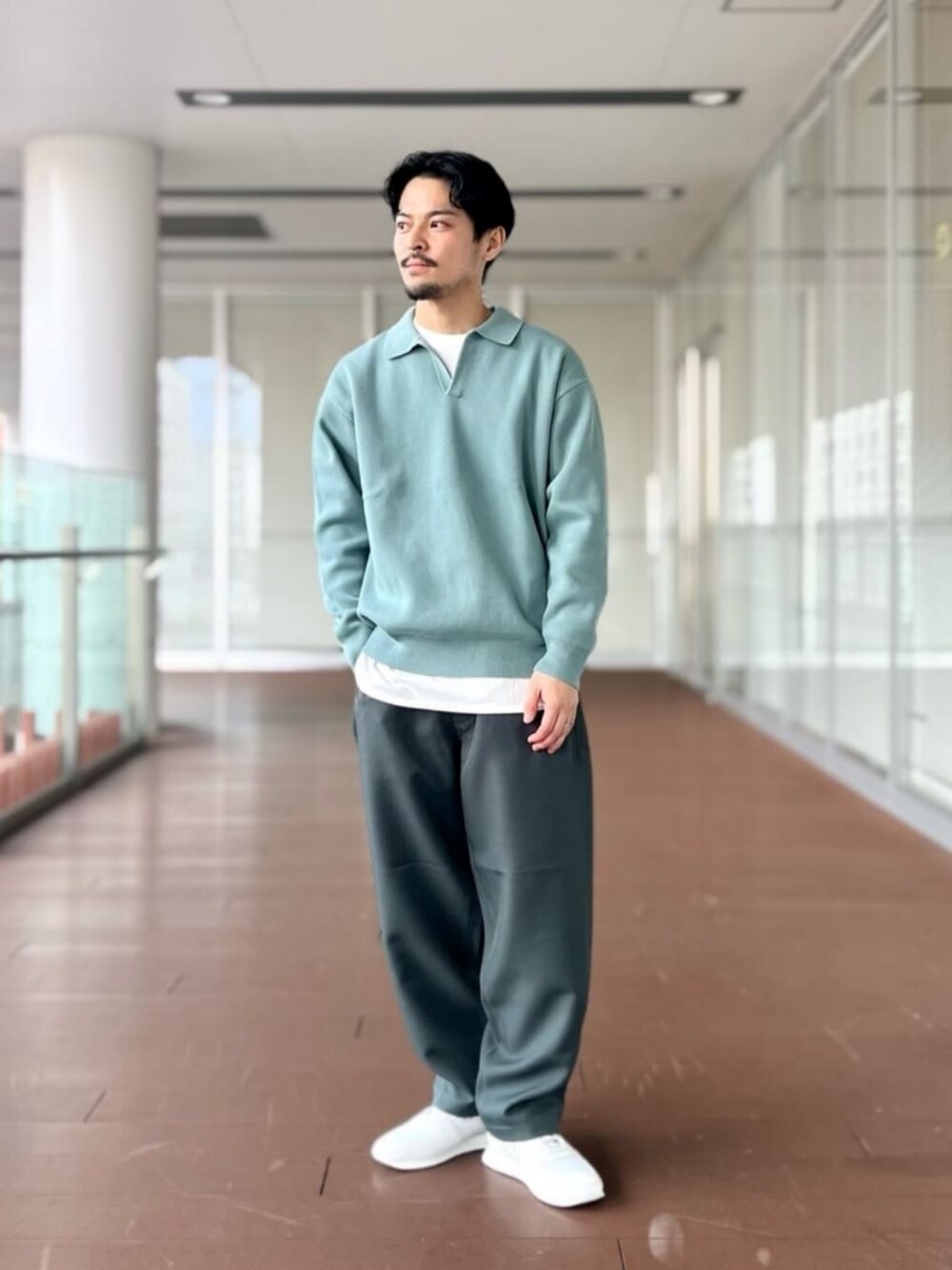グリーン系のニット/セーター、ホワイト系のTシャツ/カットソー、グリーン系のその他パンツを着用したメンズの冬コーディネートの1枚目の写真