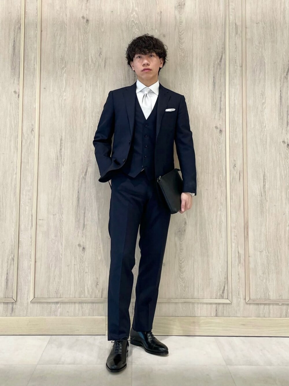 ブルー系のスーツジャケット、ブルー系のスーツベスト、ブルー系のスーツパンツを着用したメンズの春コーディネートの1枚目の写真