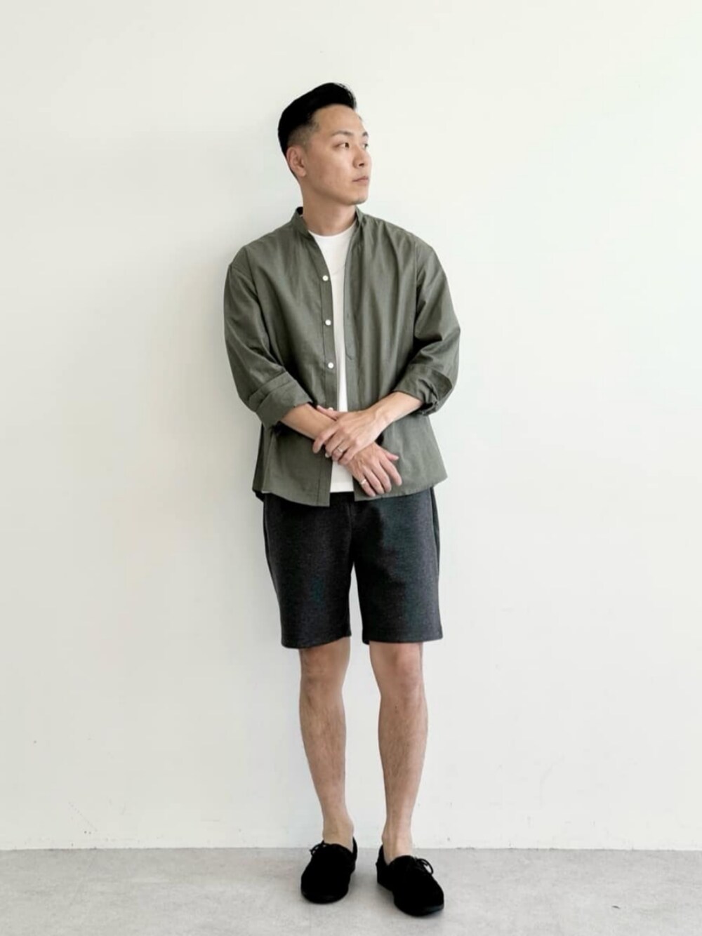 ブラック系のその他パンツ、ホワイト系のTシャツ/カットソー、ブラウン系のシャツ/ブラウスを着用したメンズの夏コーディネートの1枚目の写真