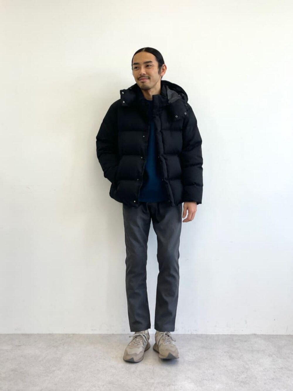 ブラウン系のスニーカー、グレー系のその他パンツ、ブラック系のダウンジャケット/コートを着用したメンズの秋コーディネートの1枚目の写真