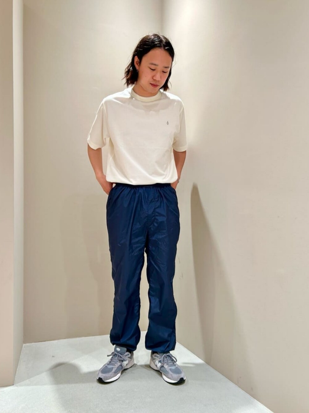 ホワイト系のTシャツ/カットソー、ブルー系のその他パンツを着用したメンズの夏コーディネートの1枚目の写真