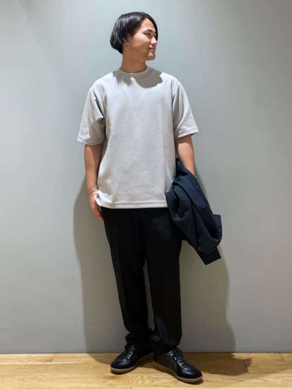 グリーン系のシャツ/ブラウス、グレー系のTシャツ/カットソー、ブラック系のスニーカーを着用したメンズの夏コーディネートの1枚目の写真