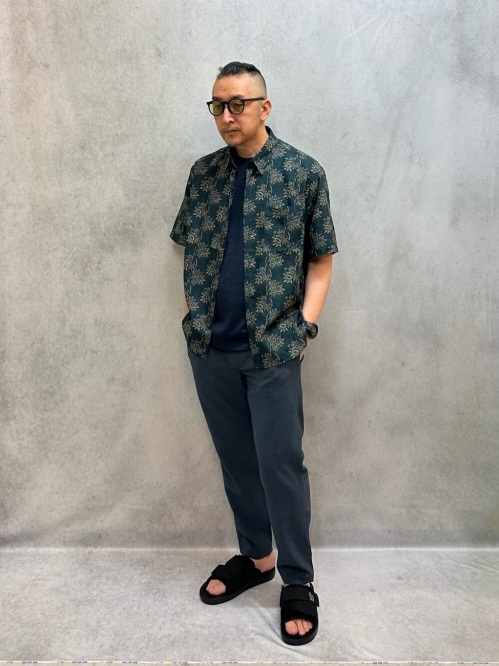 グリーン系のその他パンツ、グリーン系のシャツ/ブラウスを着用したメンズの夏コーディネートの1枚目の写真