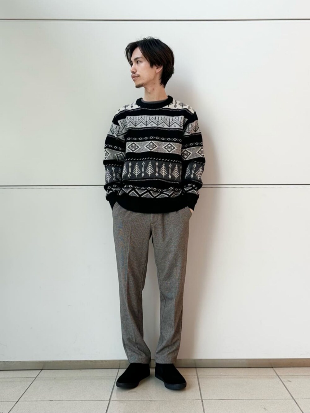 ブラウン系のその他パンツ、ブラック系のニット/セーターを着用したメンズの冬コーディネートの1枚目の写真