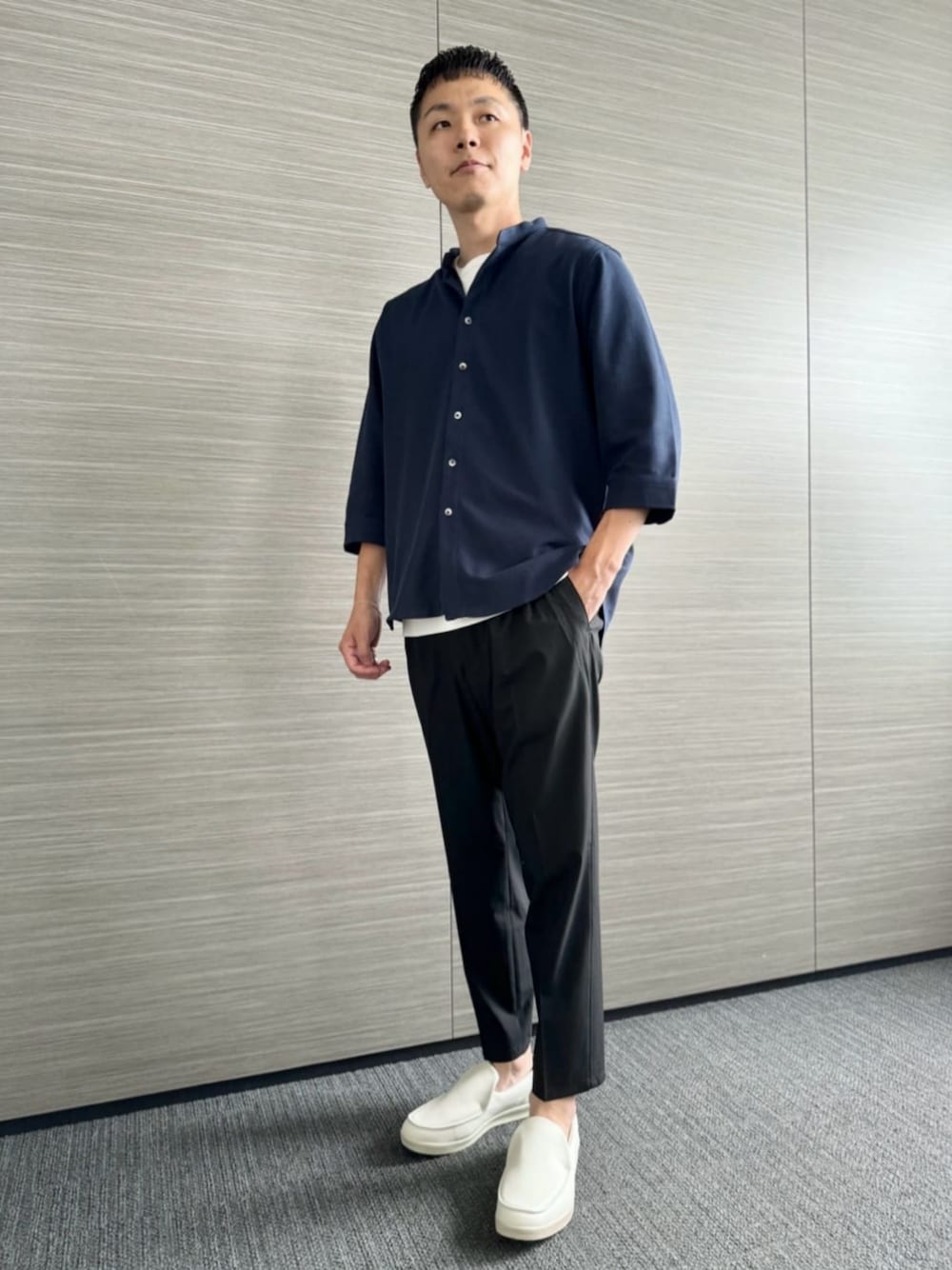 ブルー系のシャツ/ブラウス、ブラック系のスラックス、ホワイト系のTシャツ/カットソーを着用したメンズの夏コーディネートの1枚目の写真