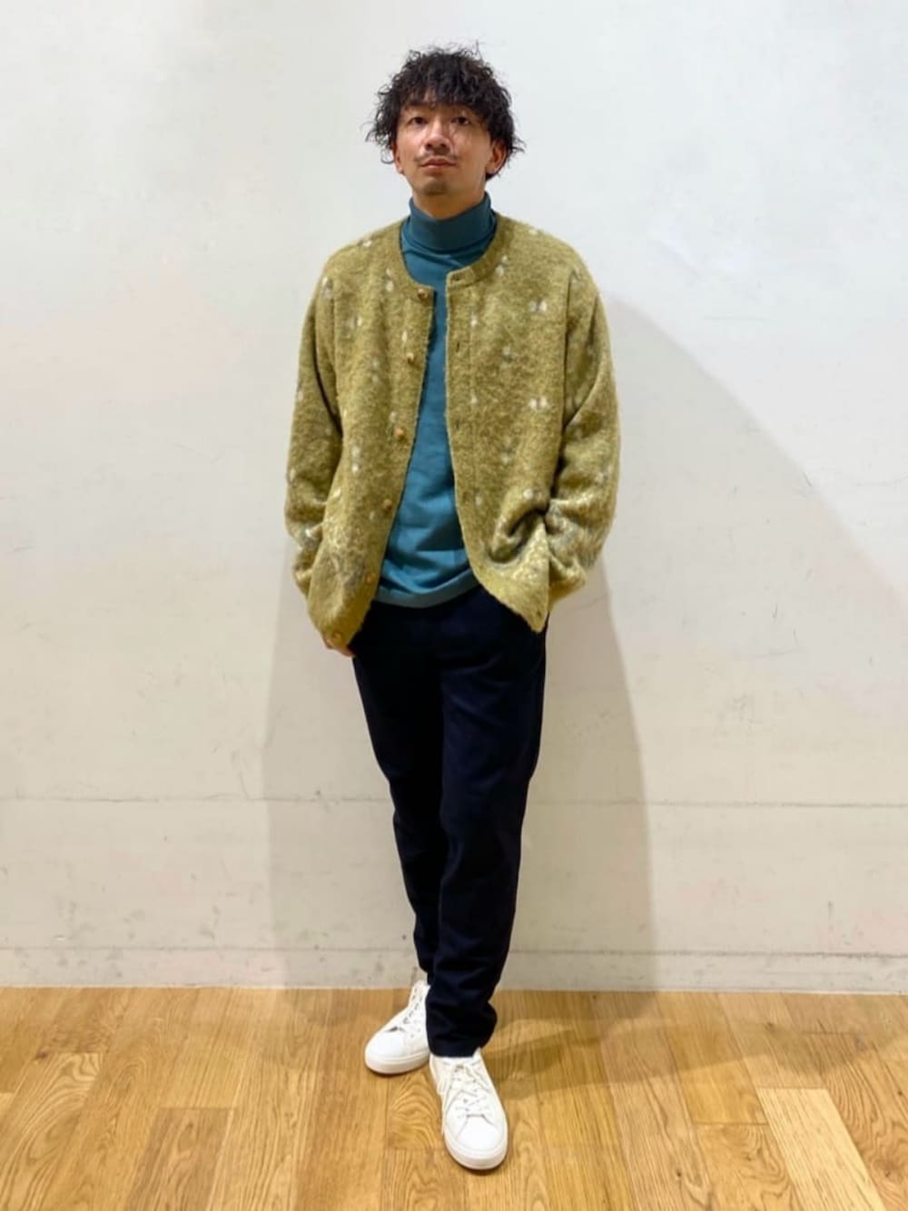 ブルー系のその他パンツ、グリーン系のTシャツ/カットソー、イエロー系のカーディガン/ボレロを着用したメンズの秋コーディネートの1枚目の写真