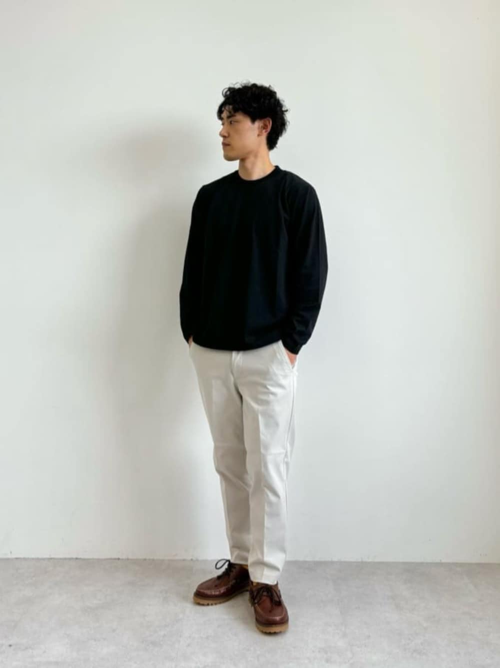 グレー系のチノパンツ、ブラック系のTシャツ/カットソーを着用したメンズの夏コーディネートの1枚目の写真