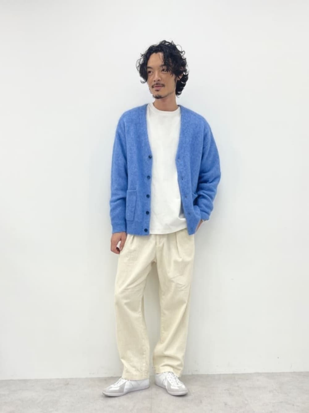 その他のスニーカー、ホワイト系のその他パンツ、ブルー系のカーディガン/ボレロを着用したメンズの秋コーディネートの1枚目の写真