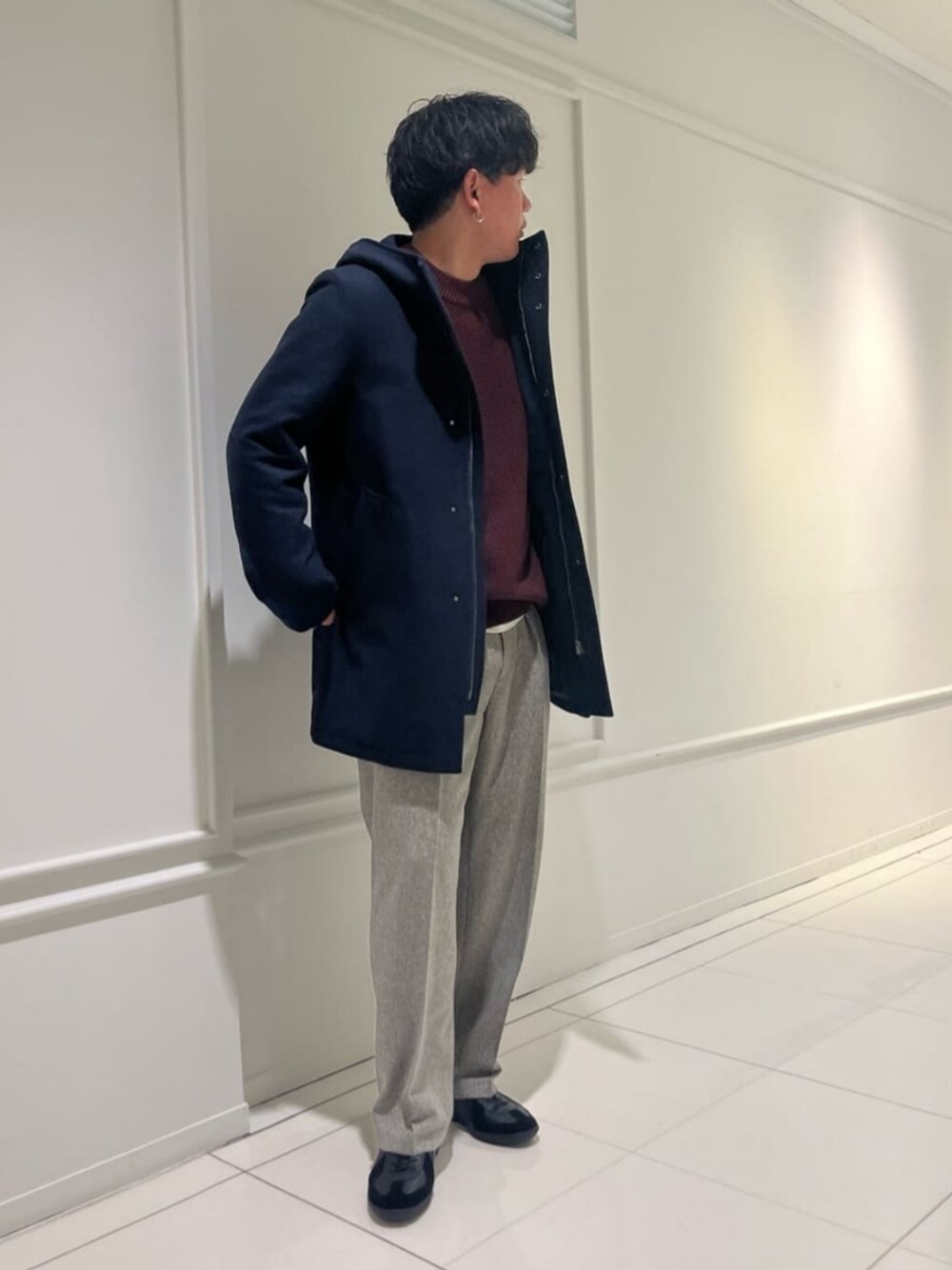 ブルー系のその他アウター、レッド系のニット/セーター、グレー系のその他パンツを着用したメンズの秋コーディネートの1枚目の写真