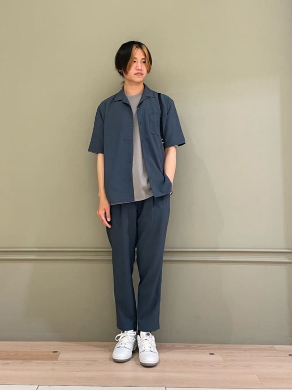 グリーン系のその他パンツ、グリーン系のシャツ/ブラウス、グレー系のTシャツ/カットソーを着用したメンズの夏コーディネートの1枚目の写真