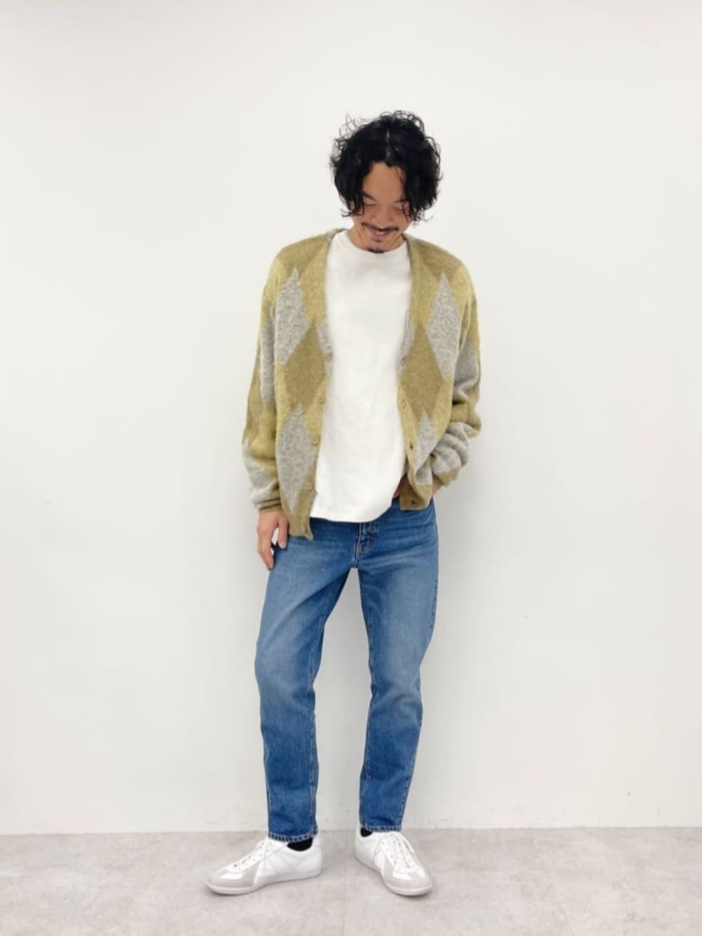 その他のカーディガン/ボレロ、ブルー系のデニムパンツ、その他のスニーカーを着用したメンズの秋コーディネートの1枚目の写真