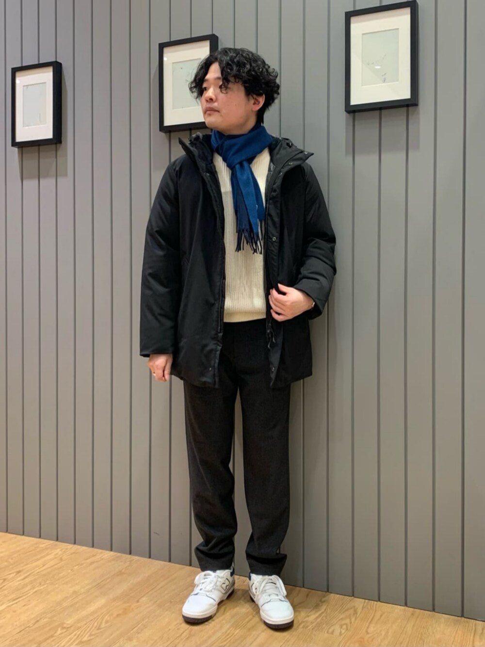 ブラック系のダウンジャケット/コート、グレー系のニット/セーター、ホワイト系のニット/セーターを着用したメンズの冬コーディネートの1枚目の写真