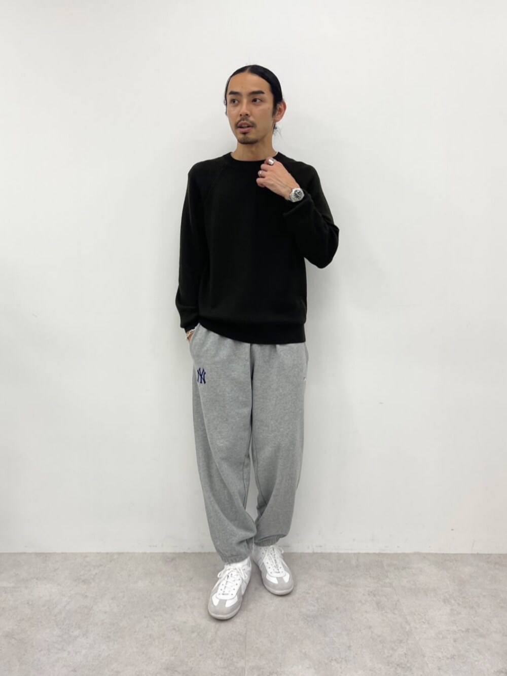 その他のスニーカー、ブラウン系のニット/セーター、グレー系のその他パンツを着用したメンズの秋コーディネートの1枚目の写真